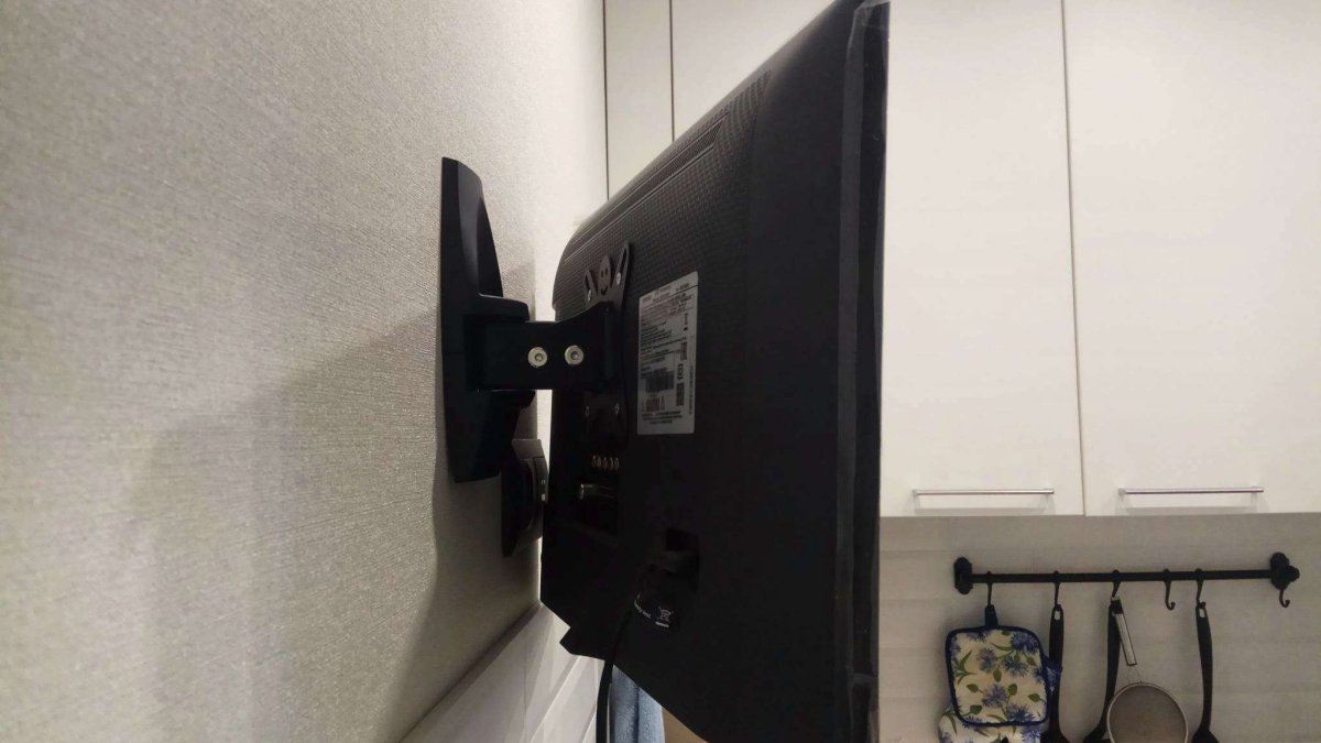 Телевизор в угол на стену