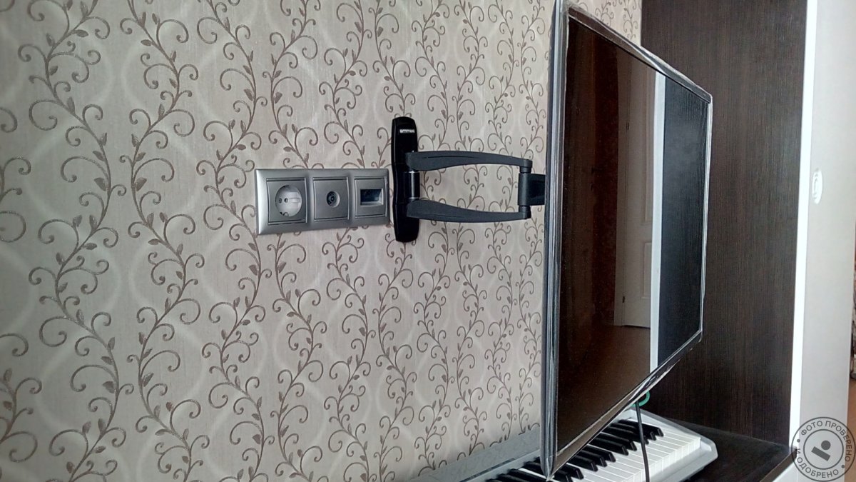 Кронштейн для телевизора с розетками