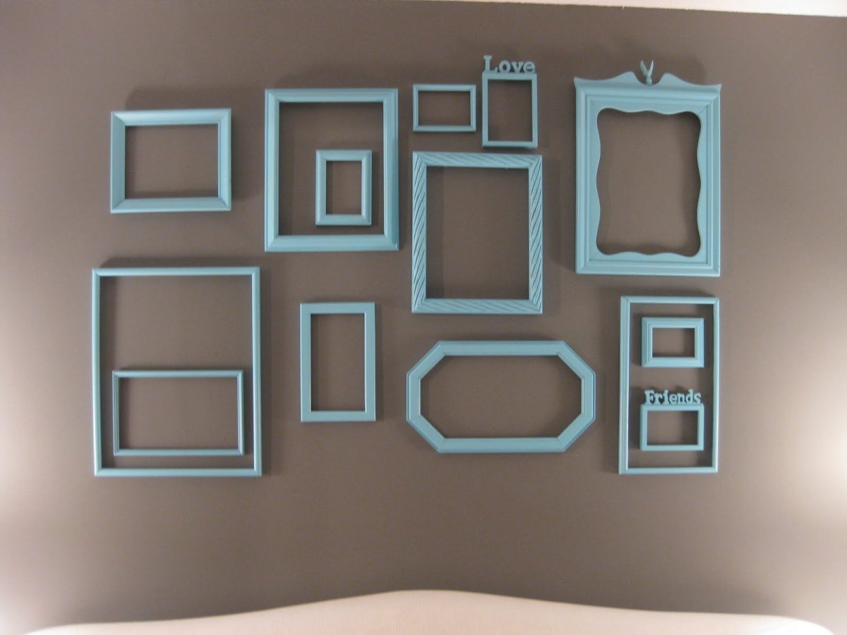 Цветные пустые рамки на стене
