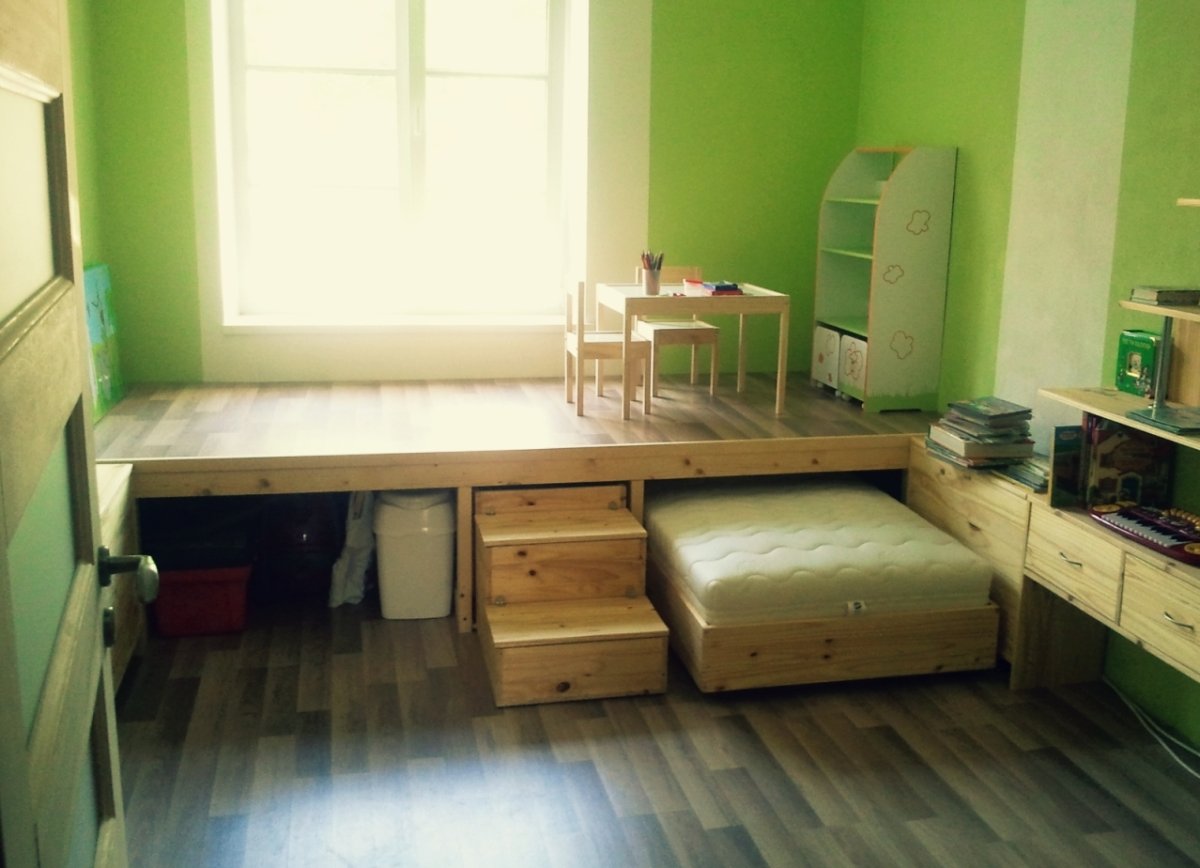 Подиум с выдвижными кроватями в детскую