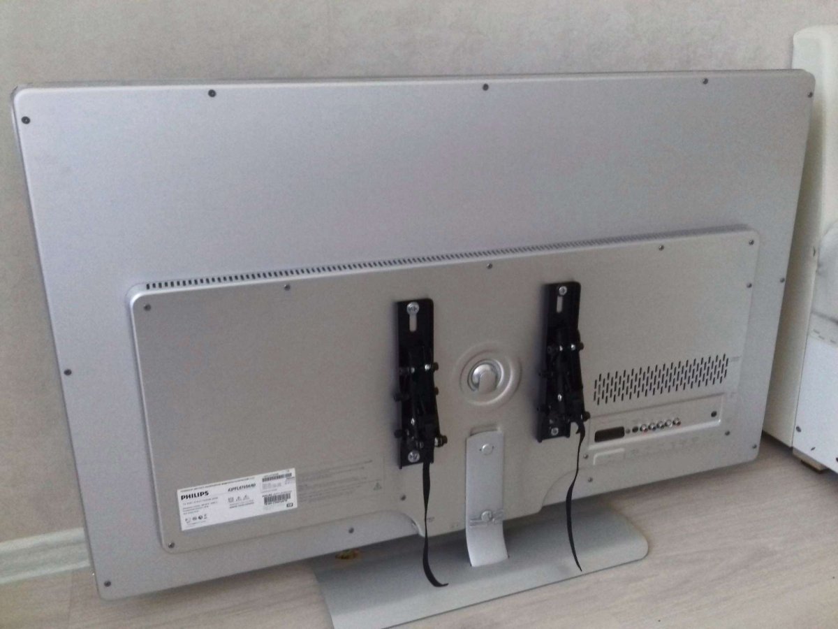 Телевизор в углу гостиной на кронштейне