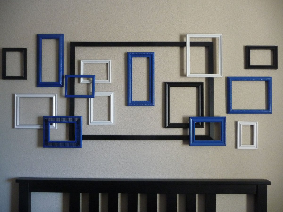 Пустые рамки на стене
