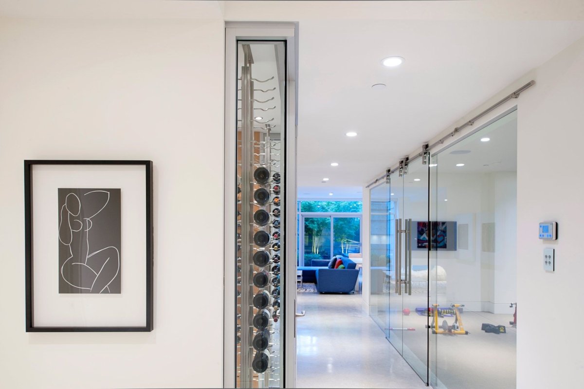 Стеклянная дверь в холле