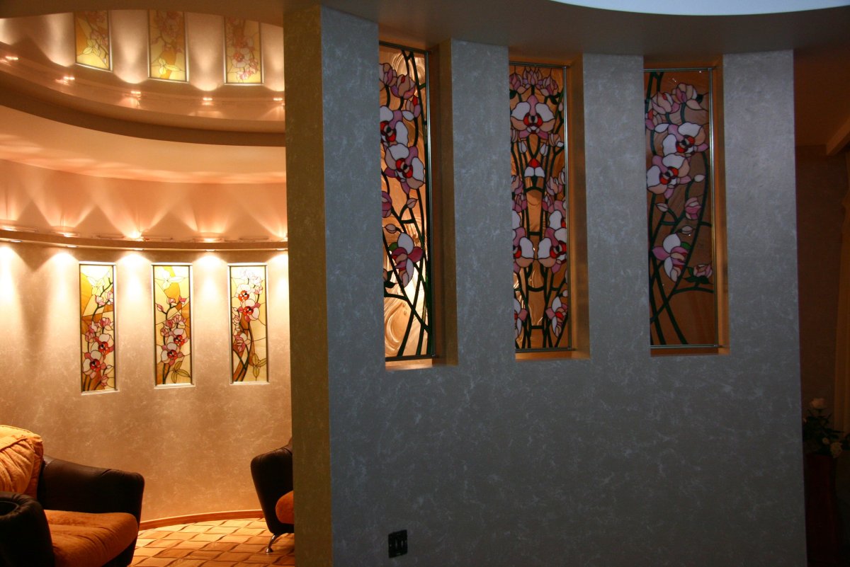 Витражные ниши в стене