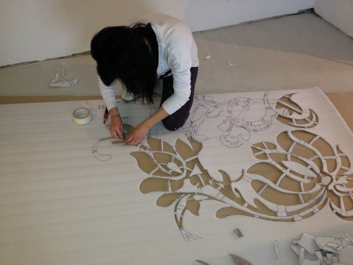 Глициния в барельефе