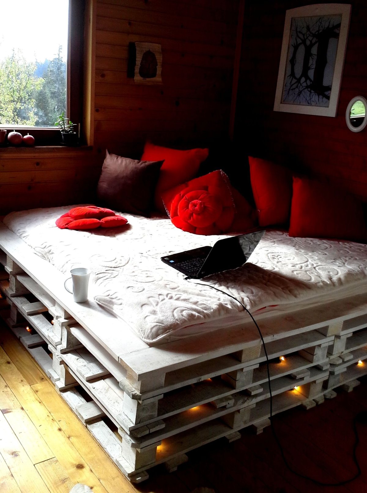 Кровать из паллетов в стиле лофт