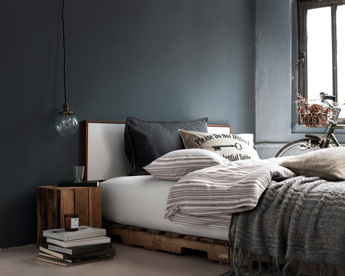 Кровать из палеток на даче