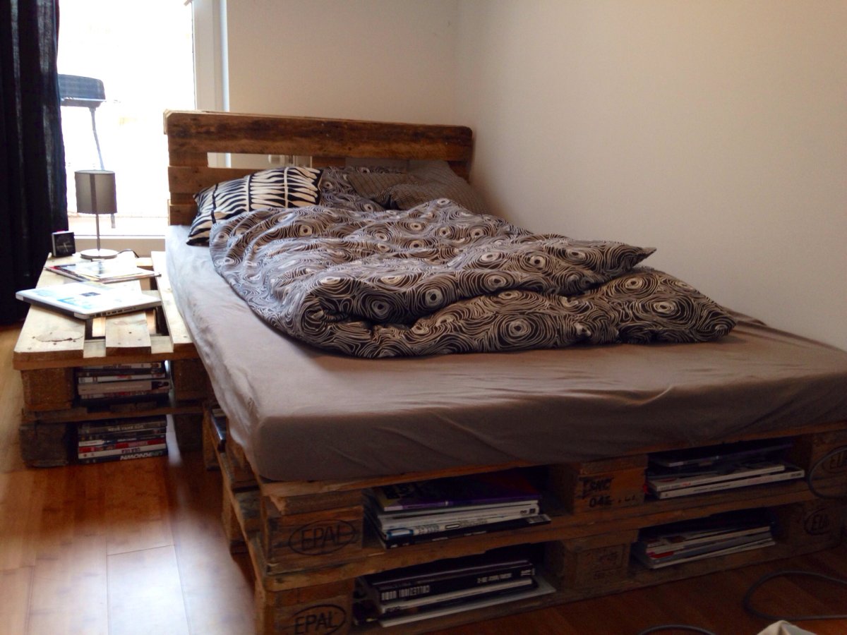 Кровать из паллет черная