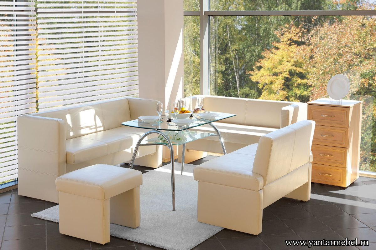 Обеденная зона с диваном