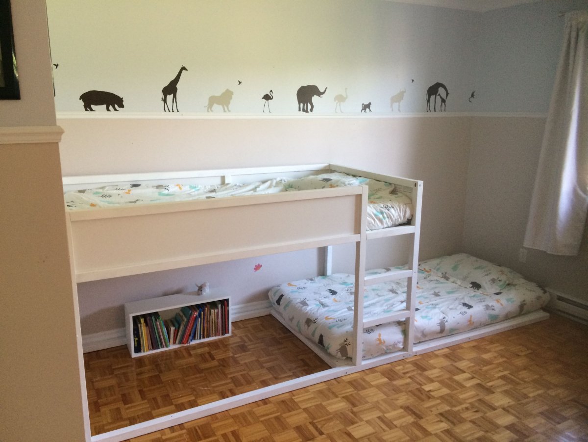 Перегородка шириной 2 см между детскими кроватями