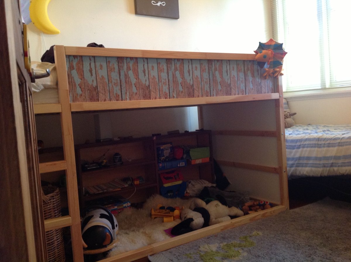 Кровать Кюра ребенок падает на пол