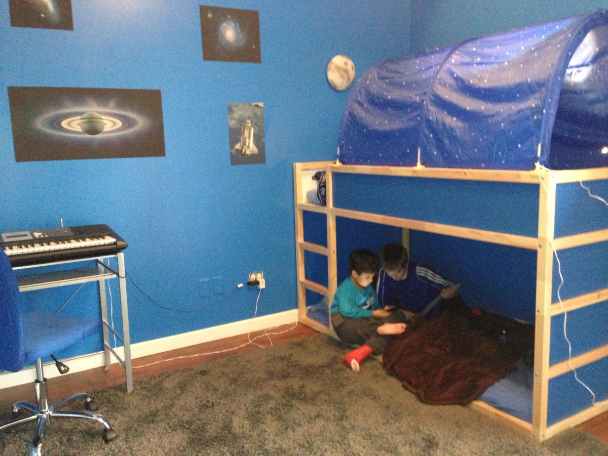 Кюра в интерьере для школьника