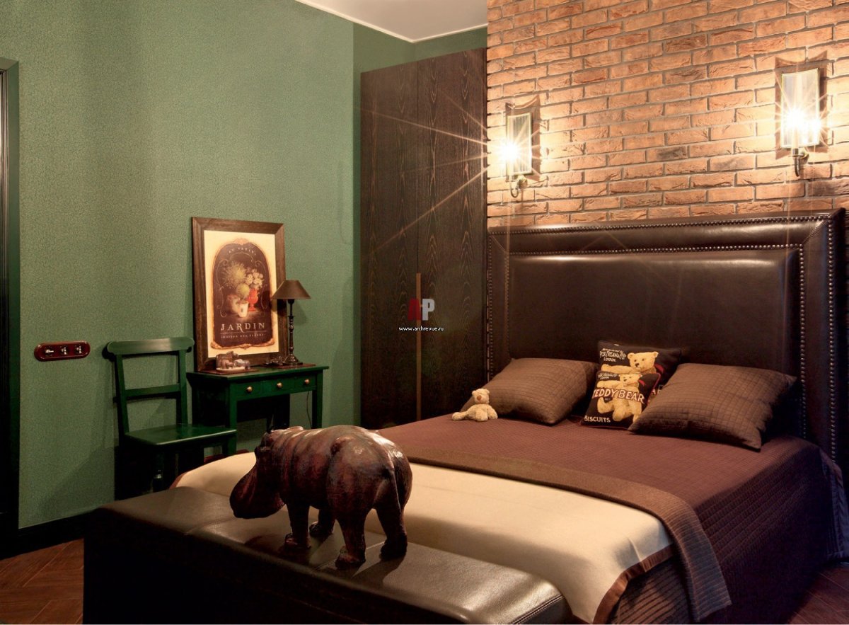 Светлая прихожая с кирпичной стеной