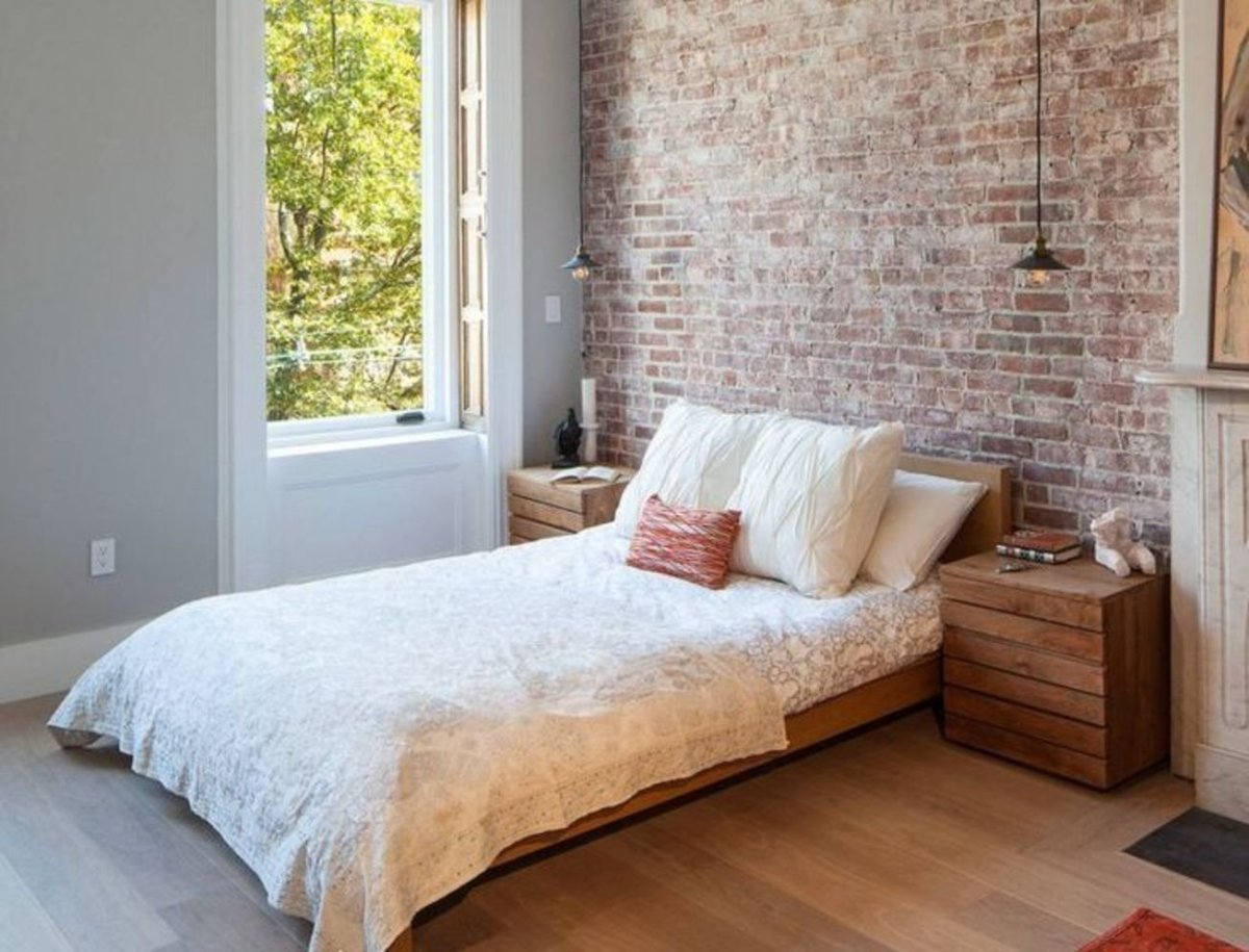 Кирпичная стена в интерьере