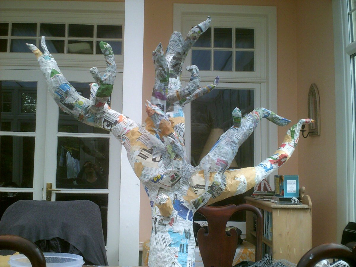 Лепнина дерево на стене