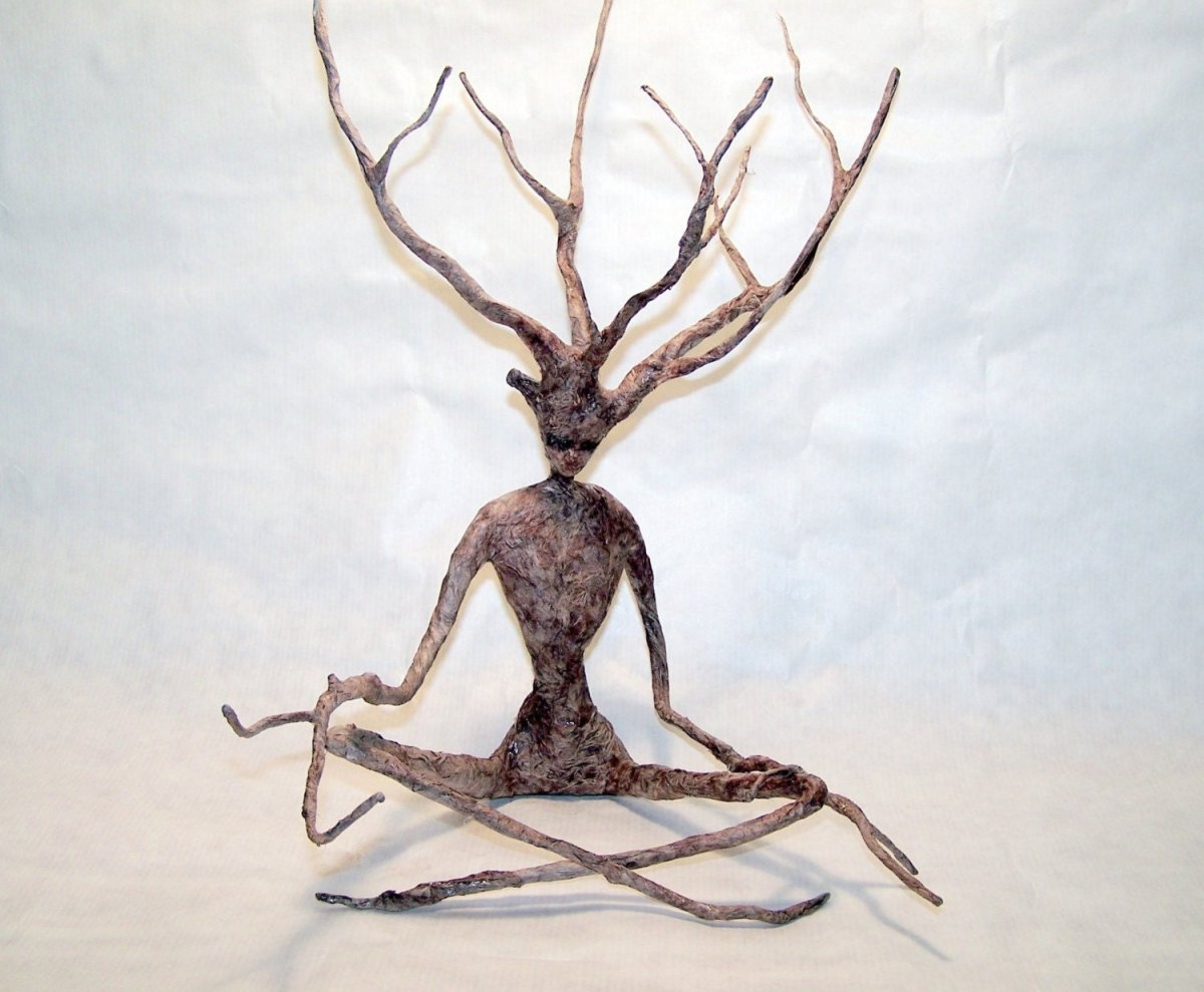 Дерево из папье маше на стене