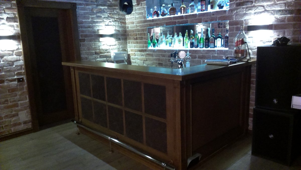 Барная стойка из камня и дерева