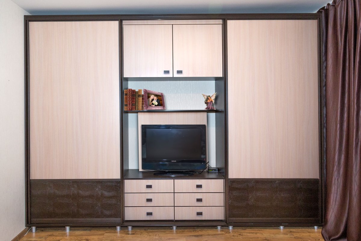 Шкаф-купе в гостиную с нишей под телевизор