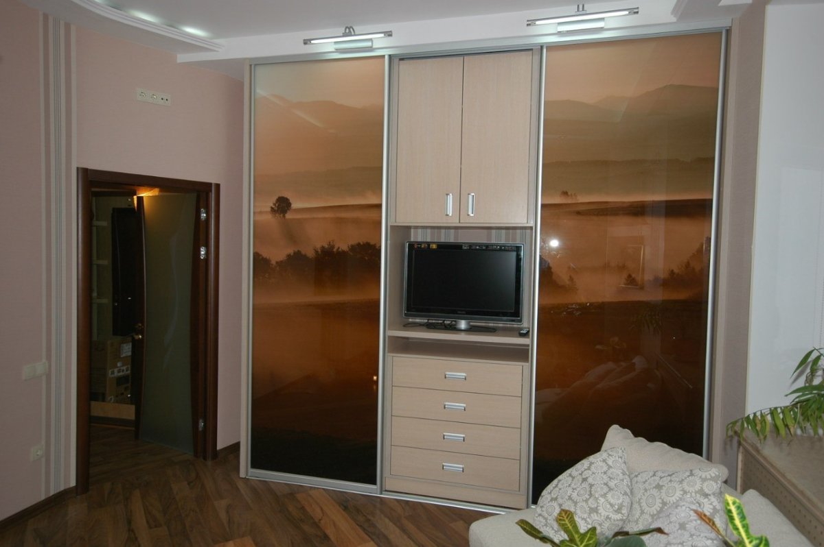 Встроенный шкаф купе с телевизором внутри