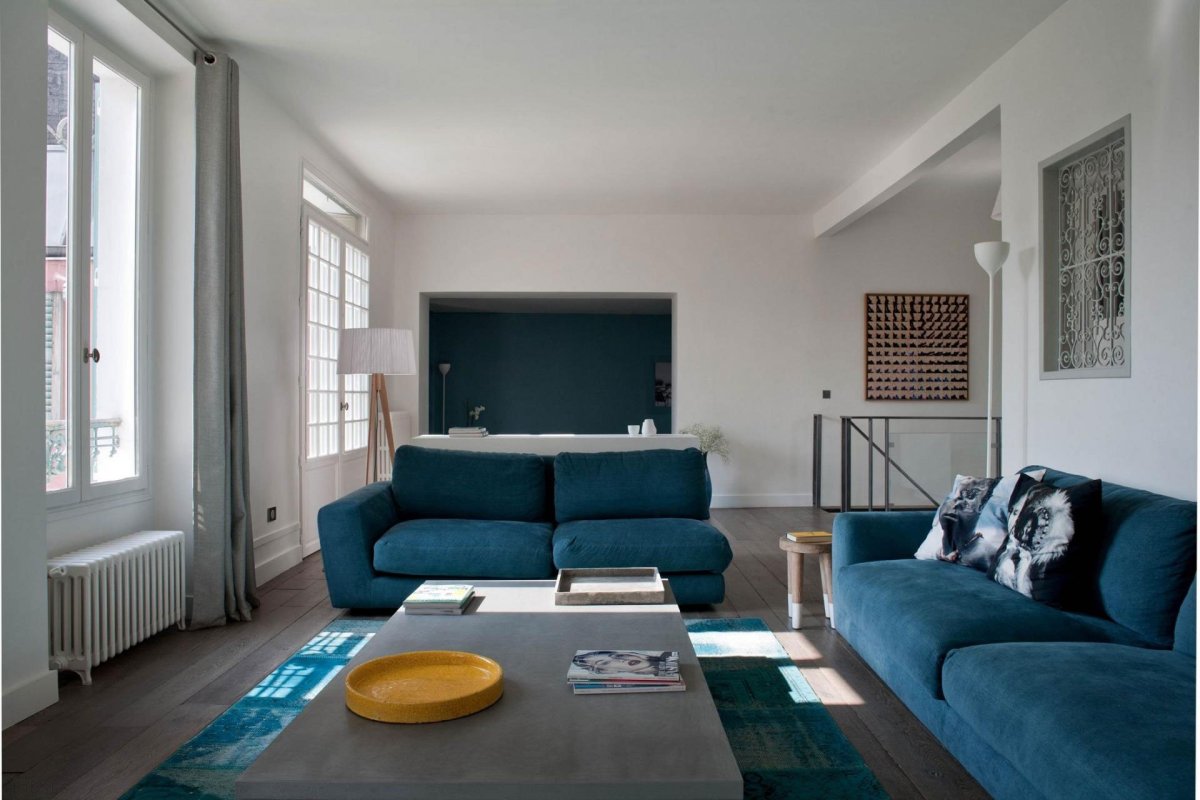 Квартира голубой диван