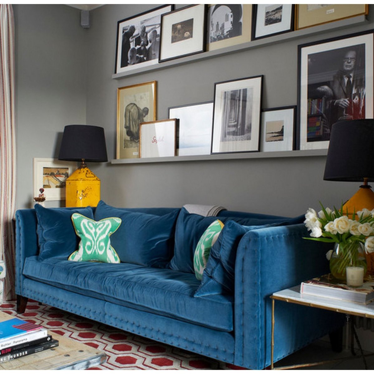 Синий диван и синие шторы