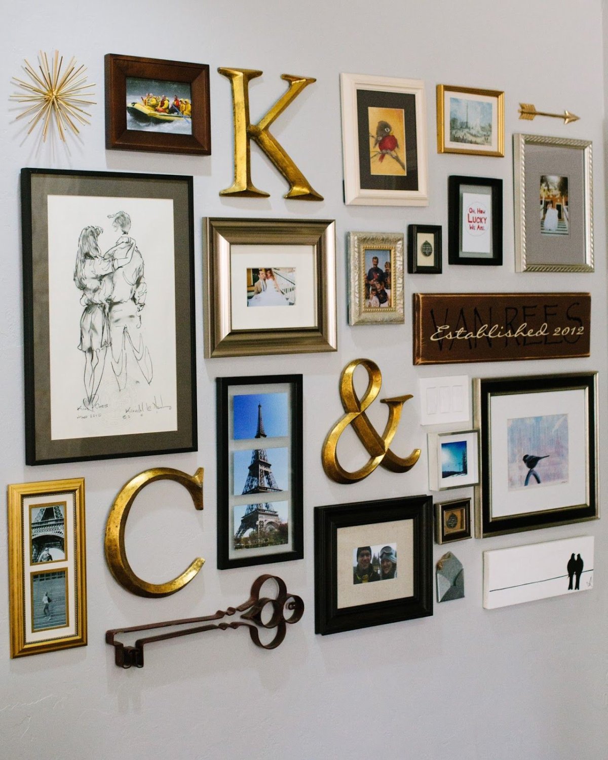 Рамки декор на стене детской