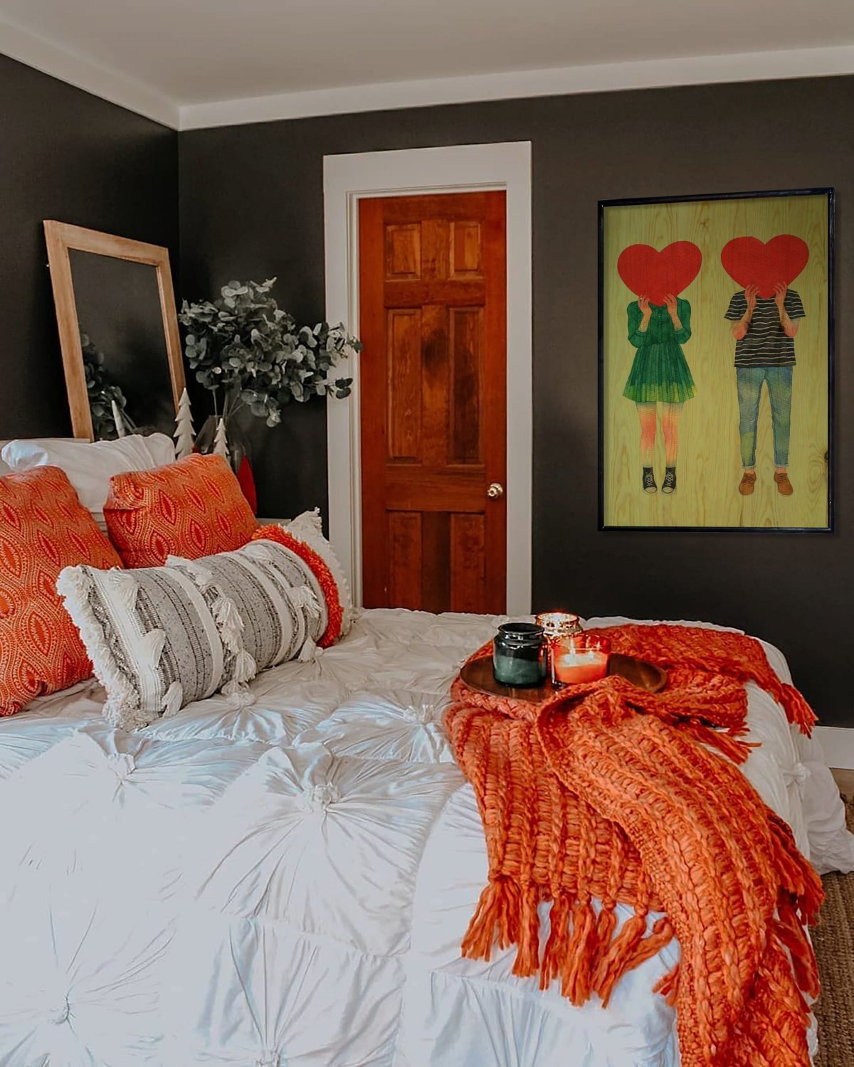 Спальня с рыжей мебелью