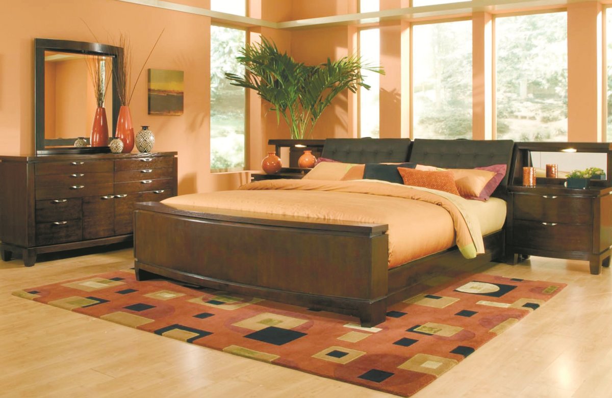 Рыжая мебель в спальне