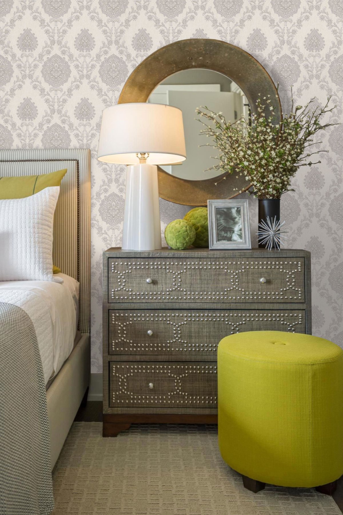 Зимняя обстановка на тумбочке