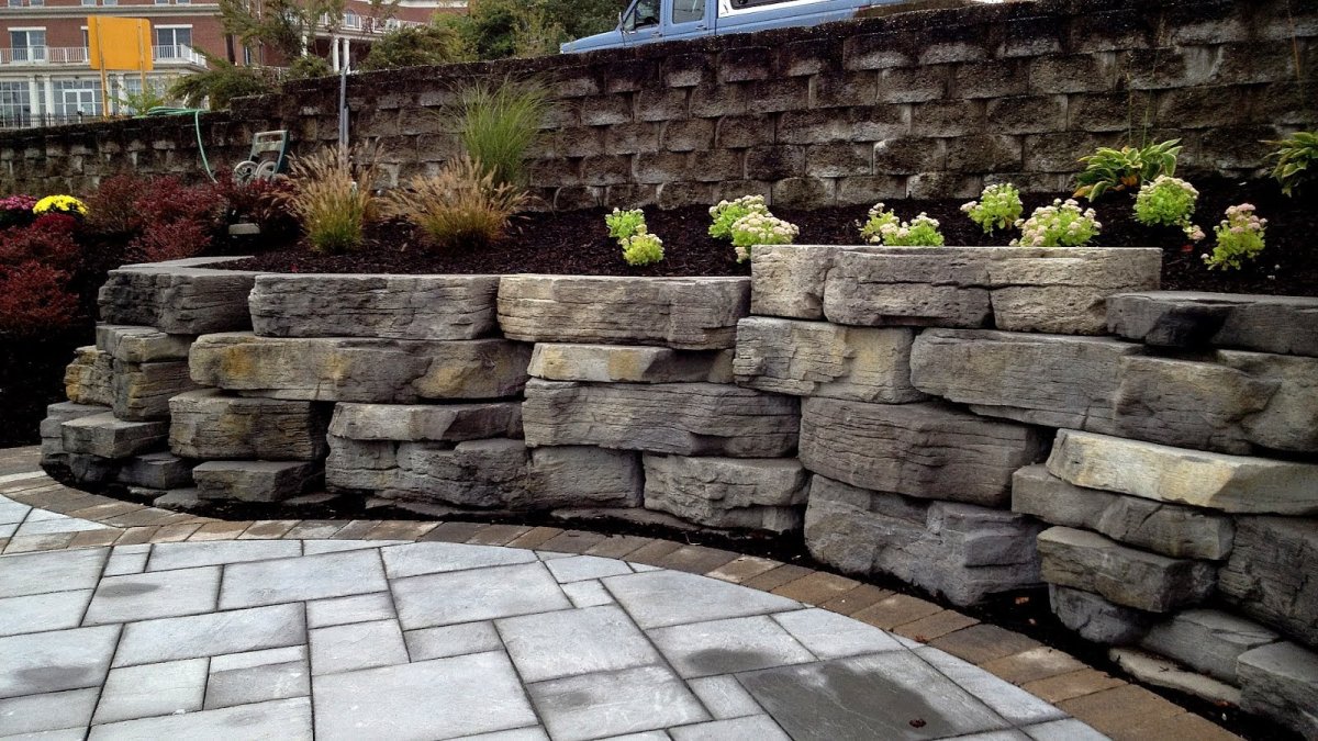Подпорная стенка из галтованного камня