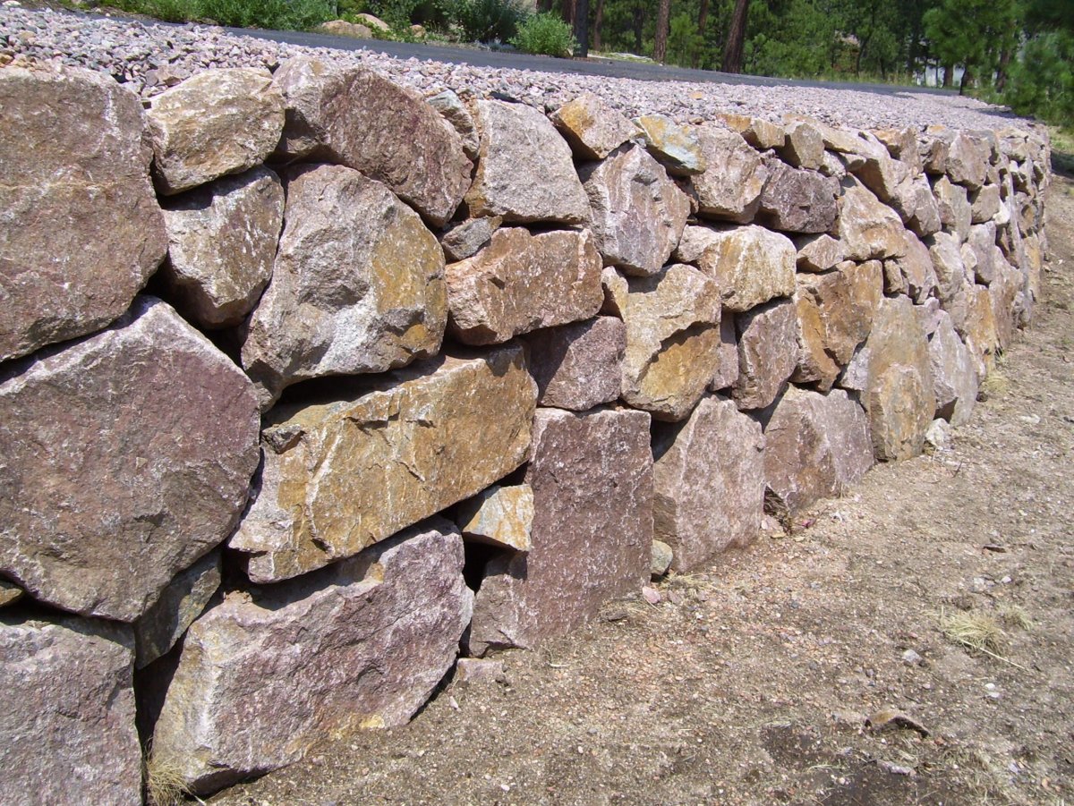 Подпорная стенка из бутового камня