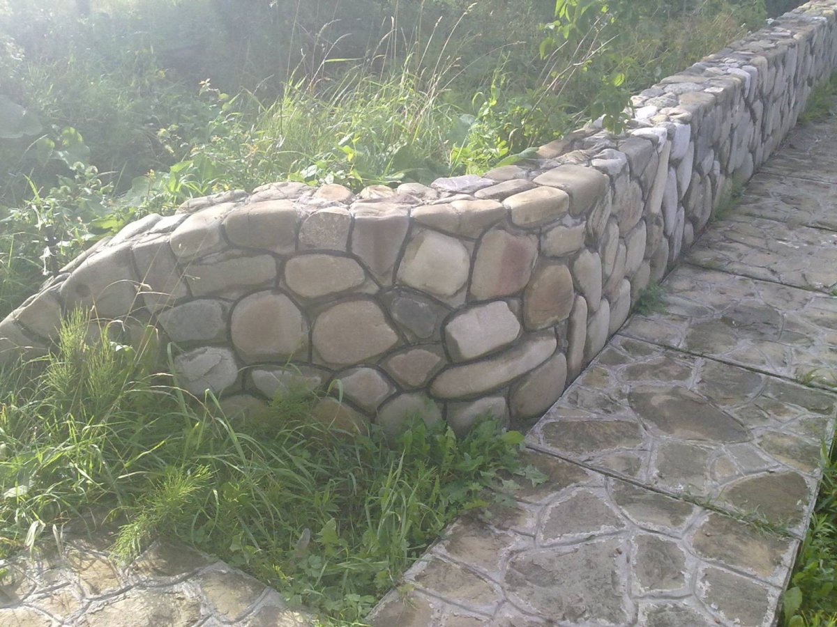 Декоративная стенка из булыжника