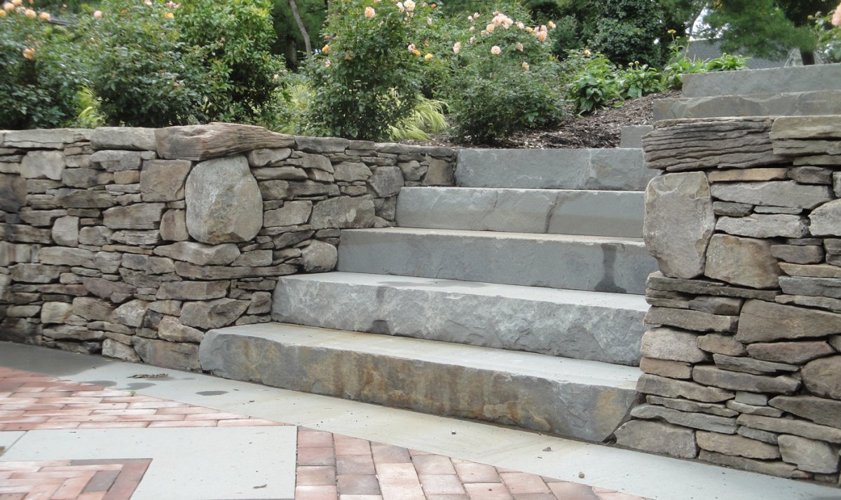 Каменная кладка бутовая подпорная стена