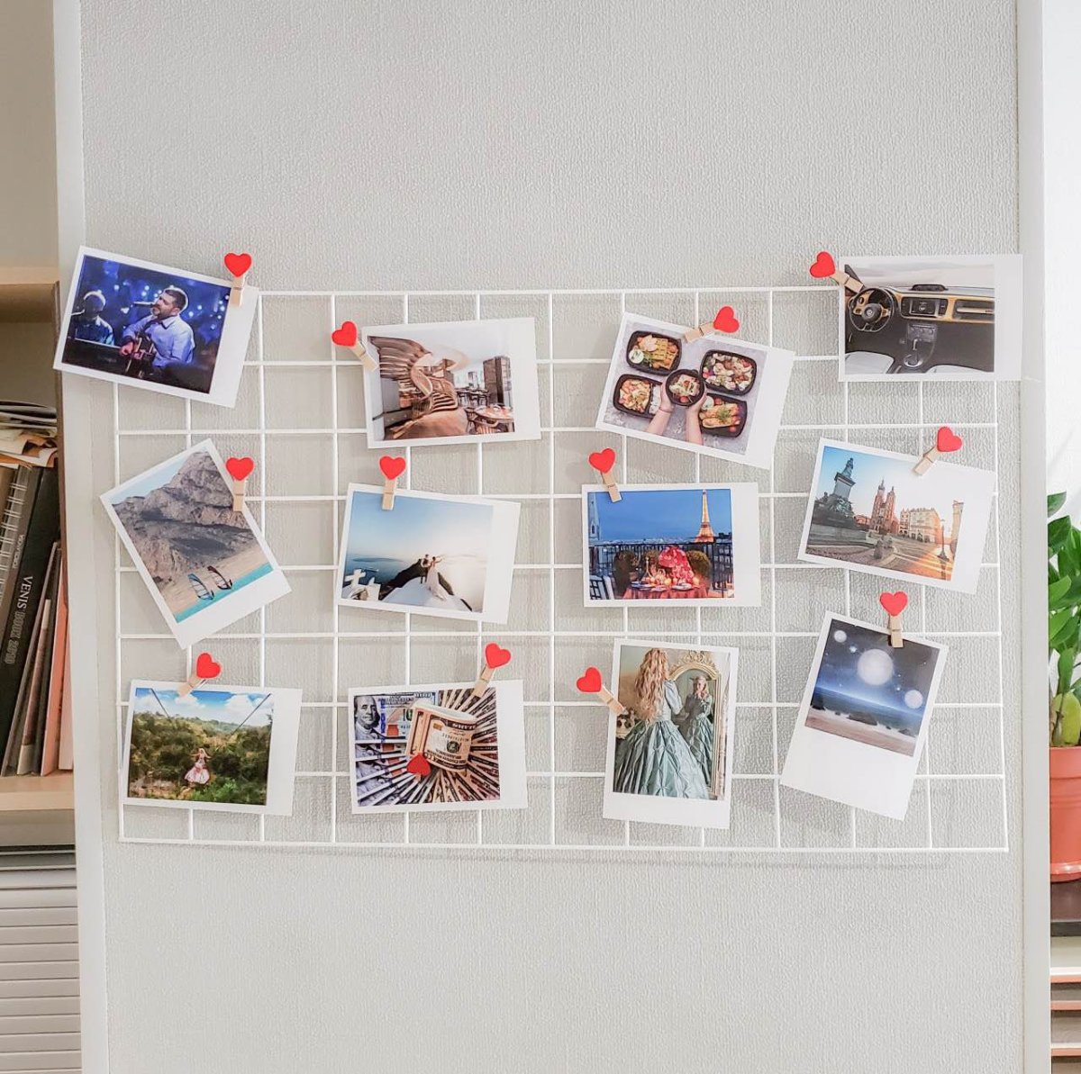 Постеры на кирпичной стене