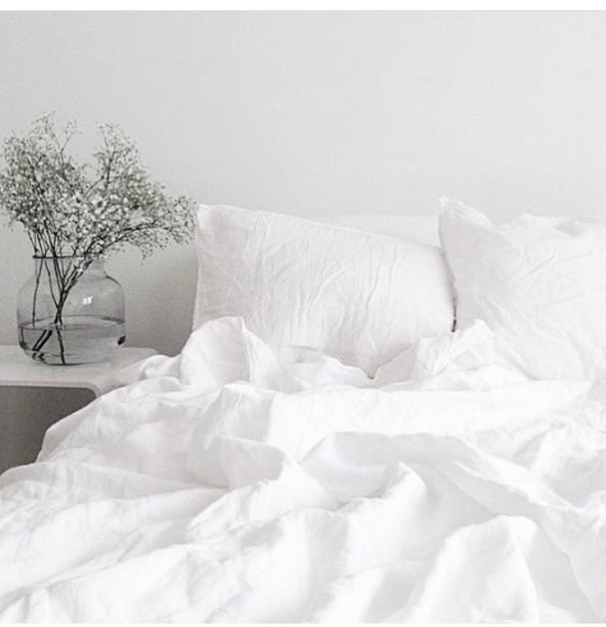 Постельное белье в белых тонах