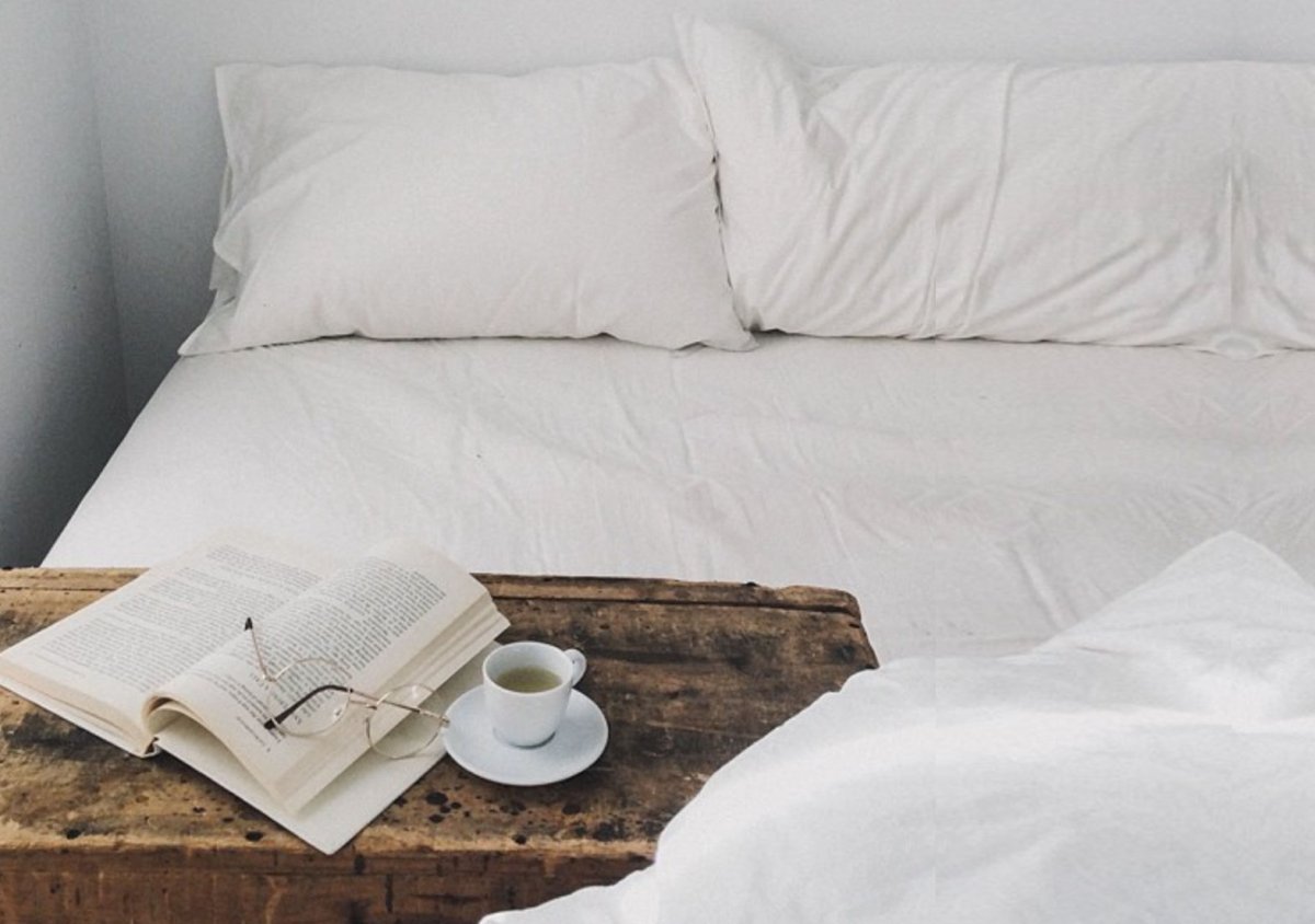 Уютная белая постель