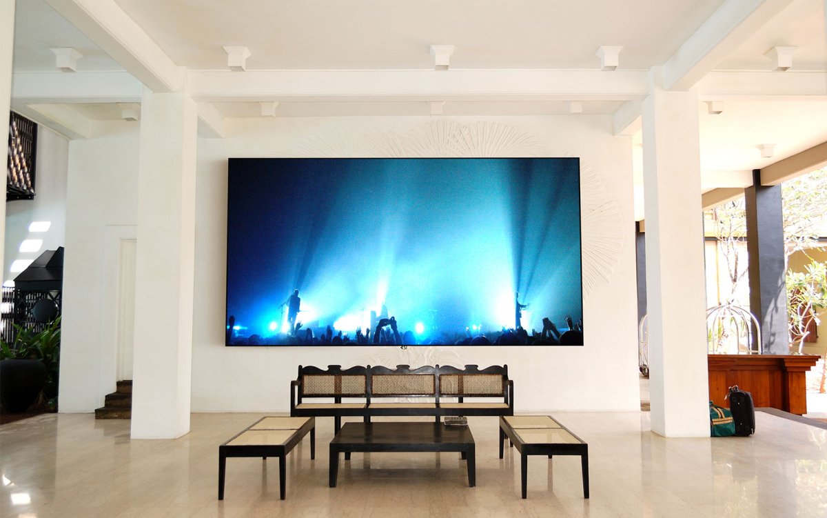 Экран проектора и телевизор