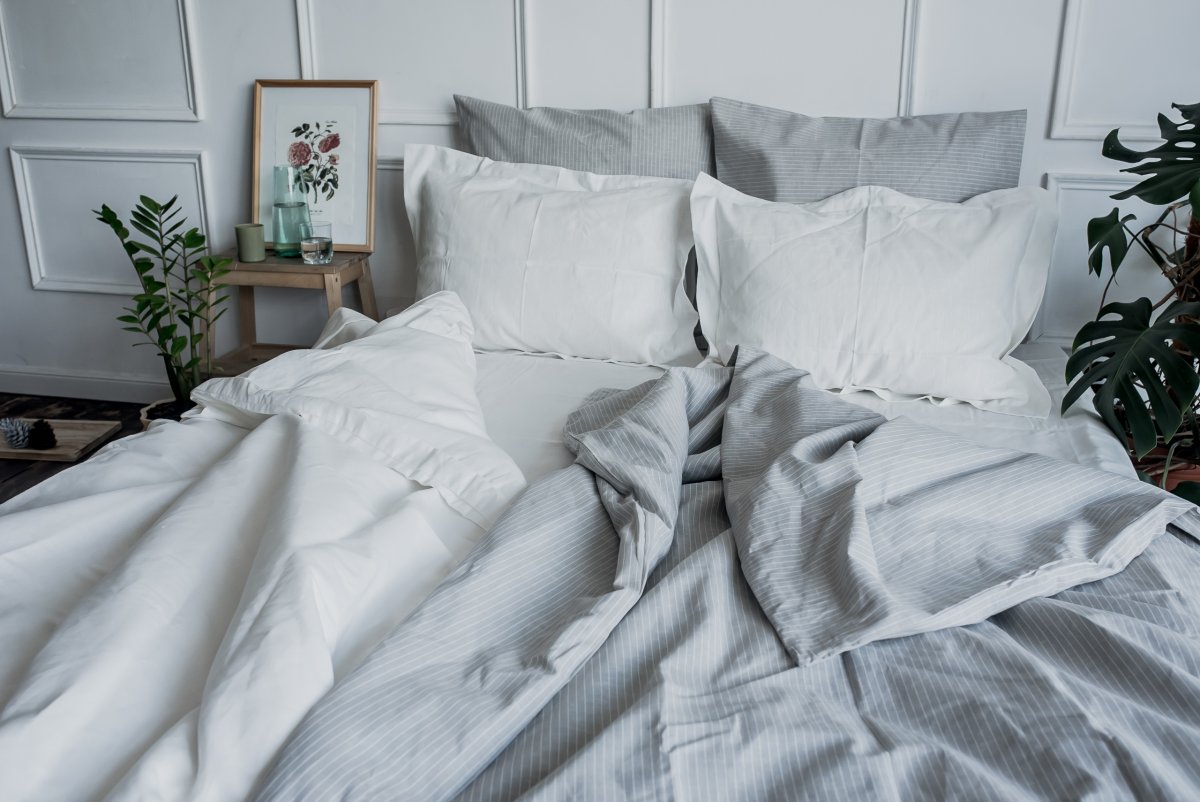 Парень в кровати