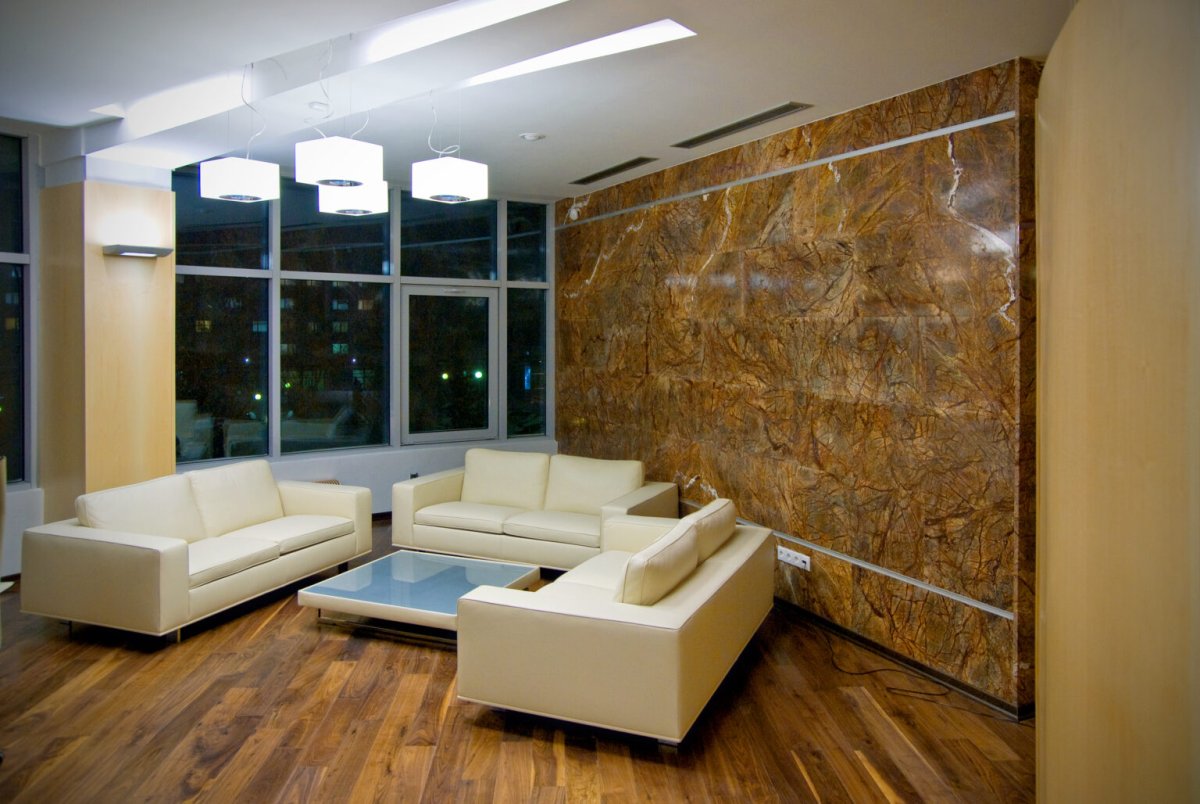 Ванная с мраморной плиткой