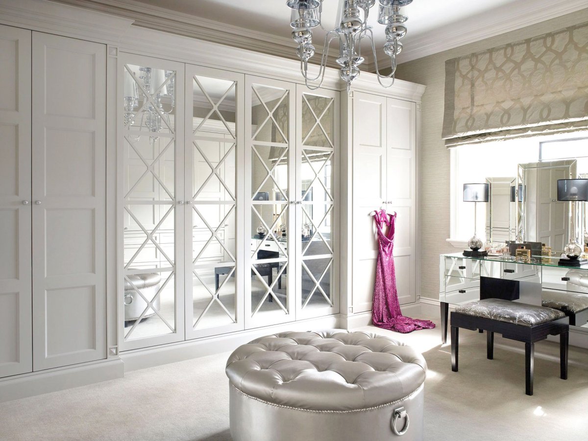 Просторная прихожая в стиле арт-деко