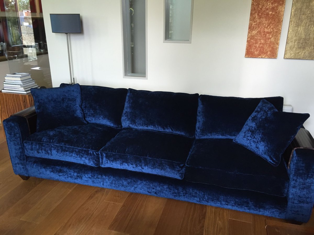 Диван фиолетового цвета