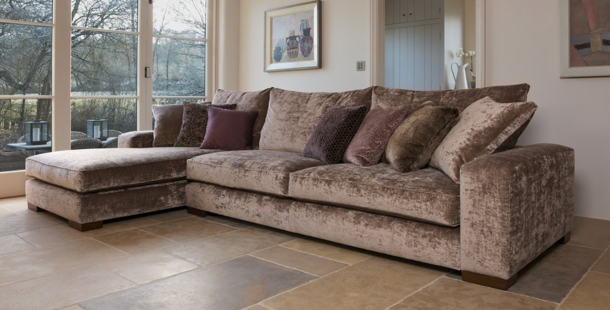 Яркий диван