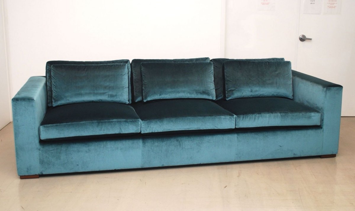 Диван из велюра в интерьере