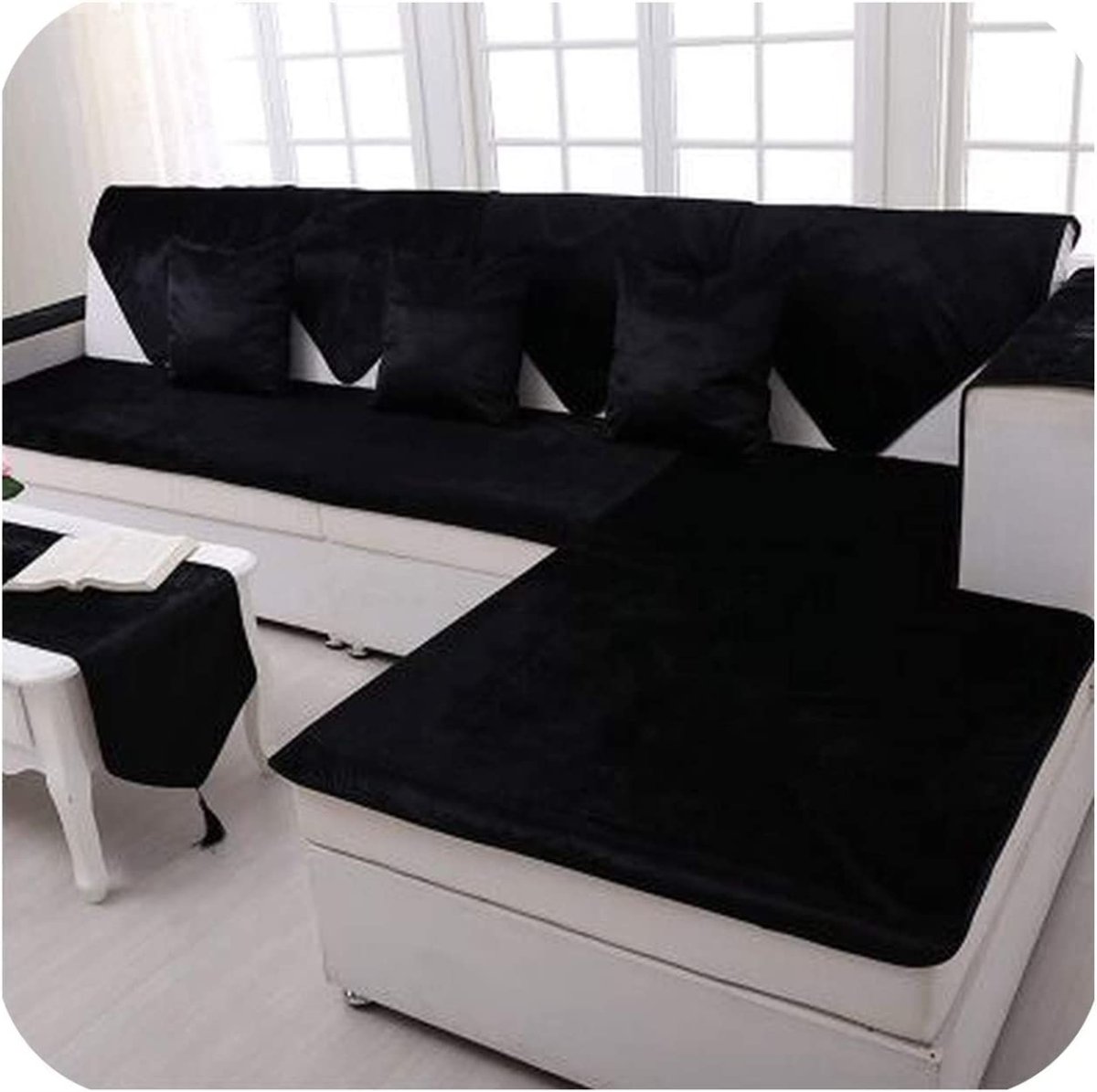 Диван из белого велюра