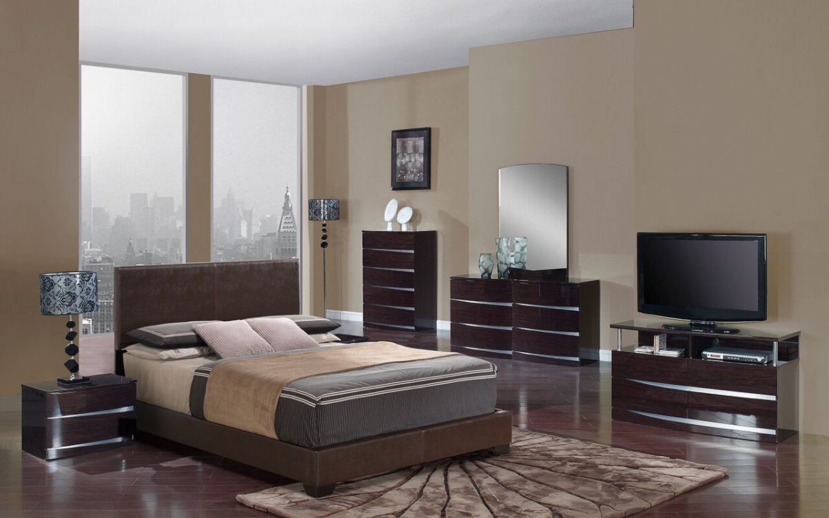 Спальня с темной мебелью