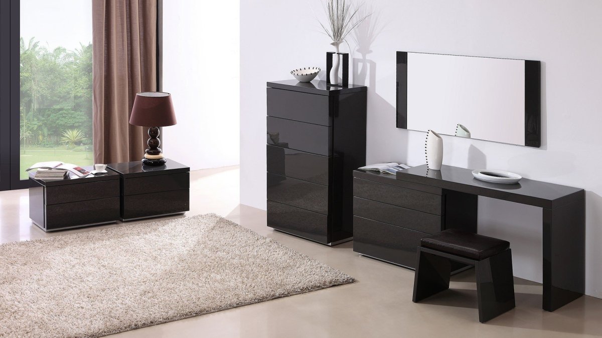 Светлая спальня с темной мебелью современная