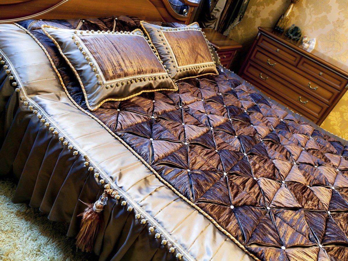 Покрывало стежка на атласе