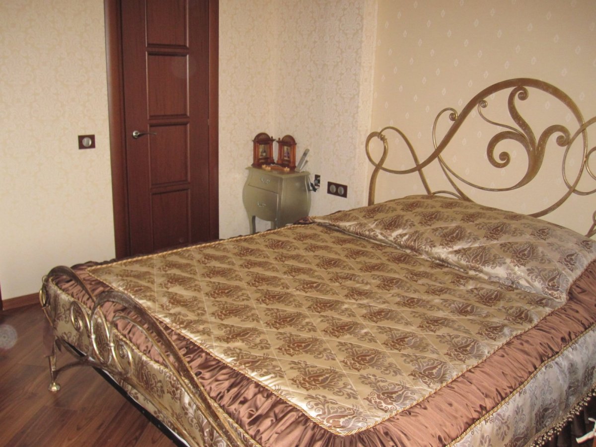 Покрывала на кровать с задней спинкой