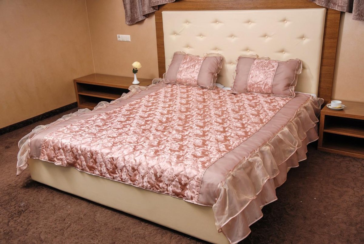 Одеяло атласное бежевое