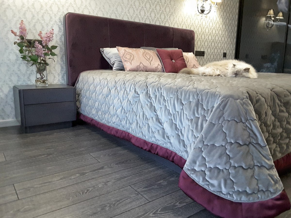 Покрывало из бархата с подушками